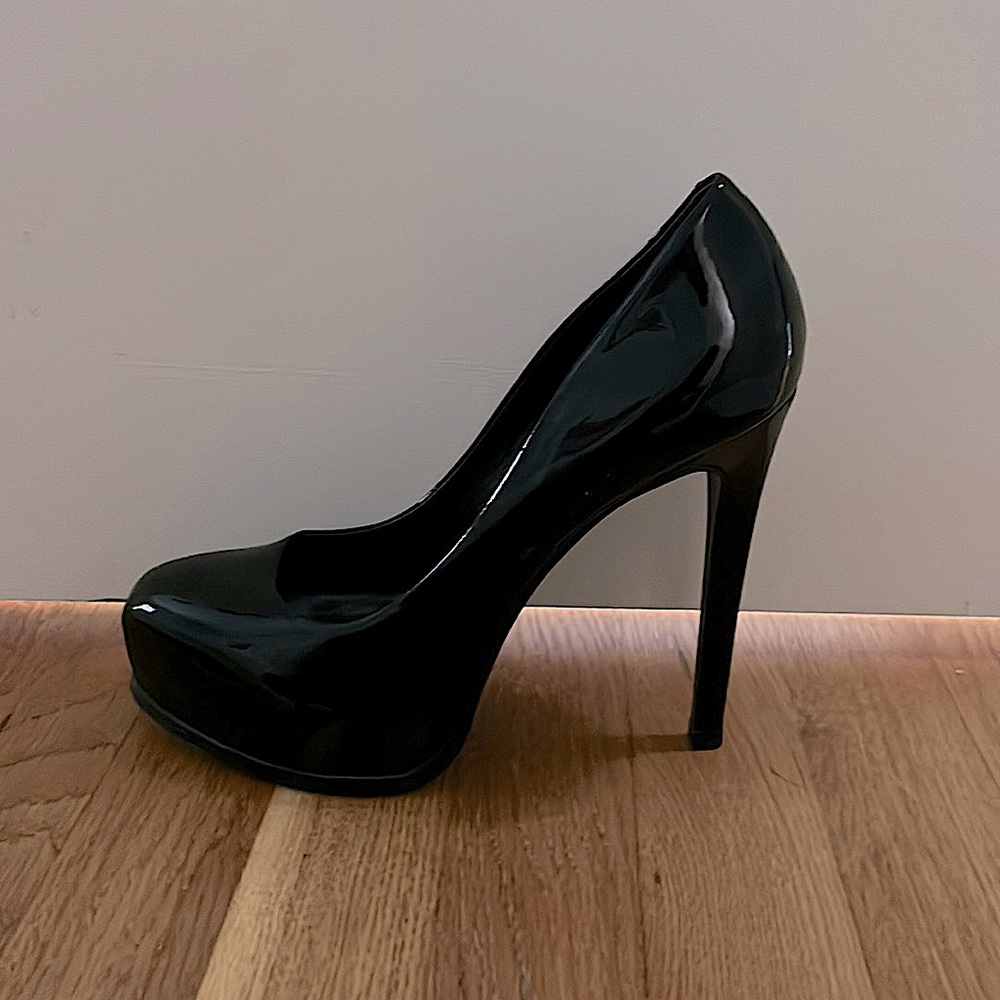 Kelsi Dagger 5 inch black platform pump